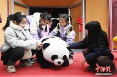 (新春走基层)“00后”赋能丝路潮玩 青年学子投身机器人文旅新场景